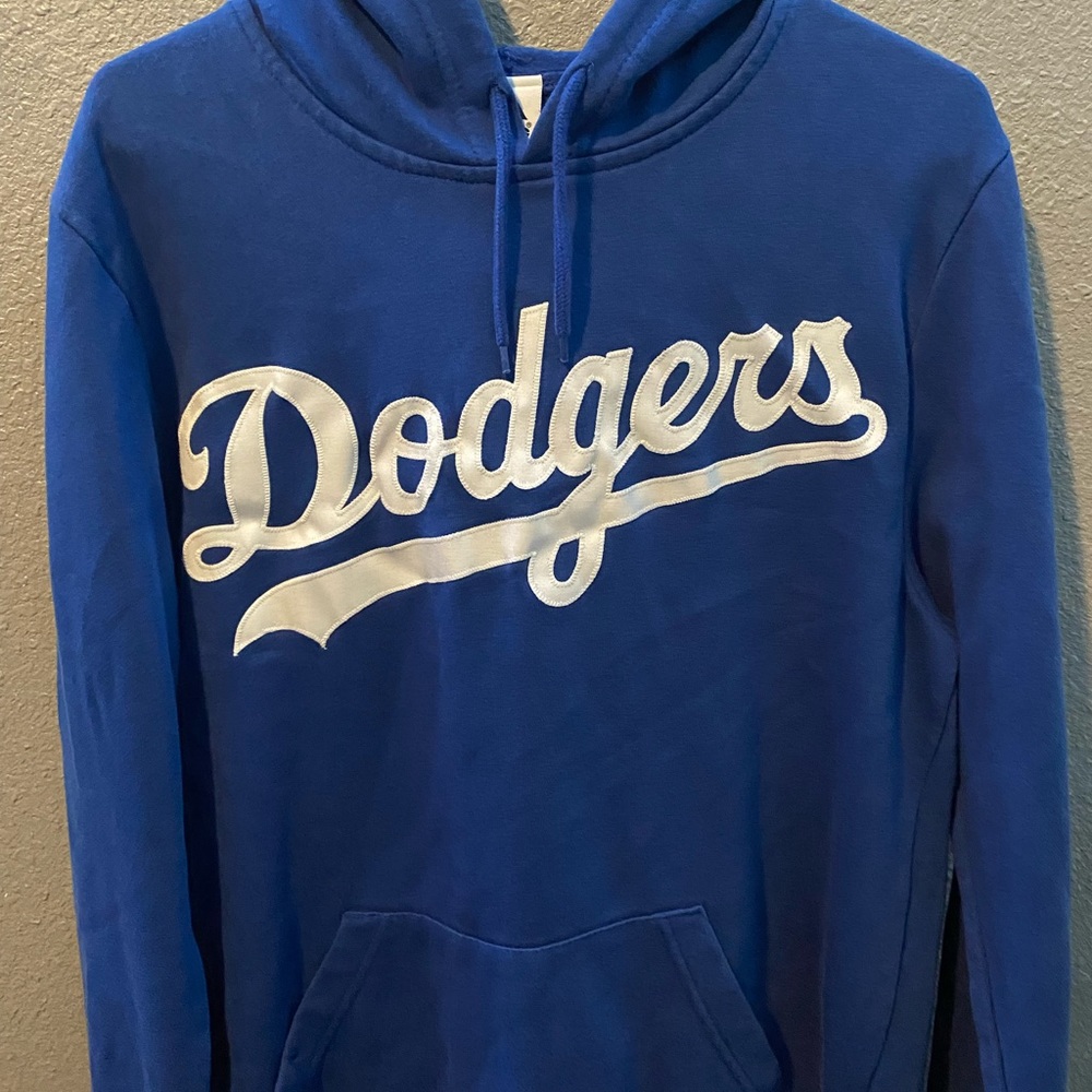 I am selling this dodger sweatshirt. It’s men medium